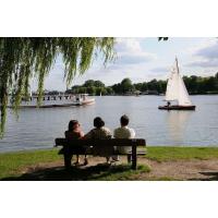 2150_2982 Abendstimmung an der Hamburger Aussenalster - Parkbank in der Abendsonne. | Alsterschiffe - Fahrgastschiffe auf der Alster und den Hamburger Kanälen.